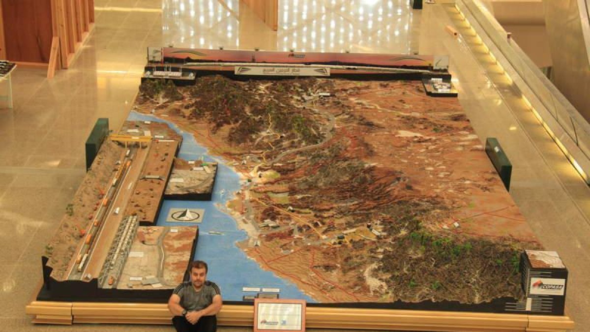 Luis García posa con la maqueta del trazado de la línea de Alta Velocidad que une las ciudades de La Meca y Medina. La estructura está en la estación de Kaec.