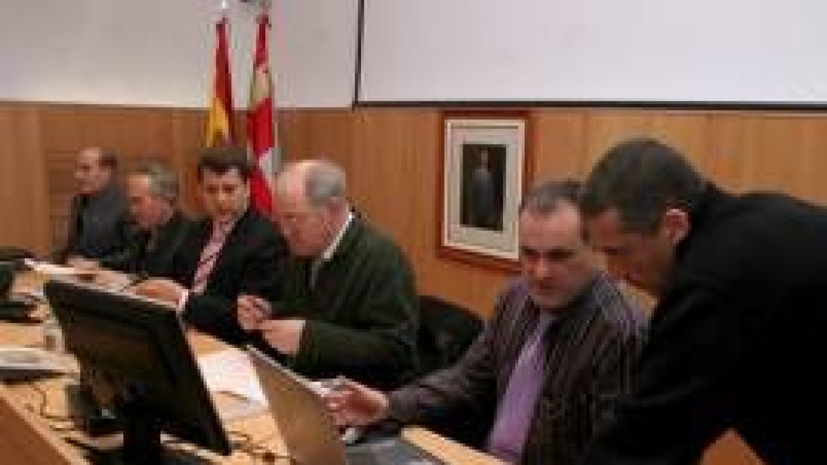 olías, Quevedo, Riesco, De Cela y los arquitectos durante la presentación