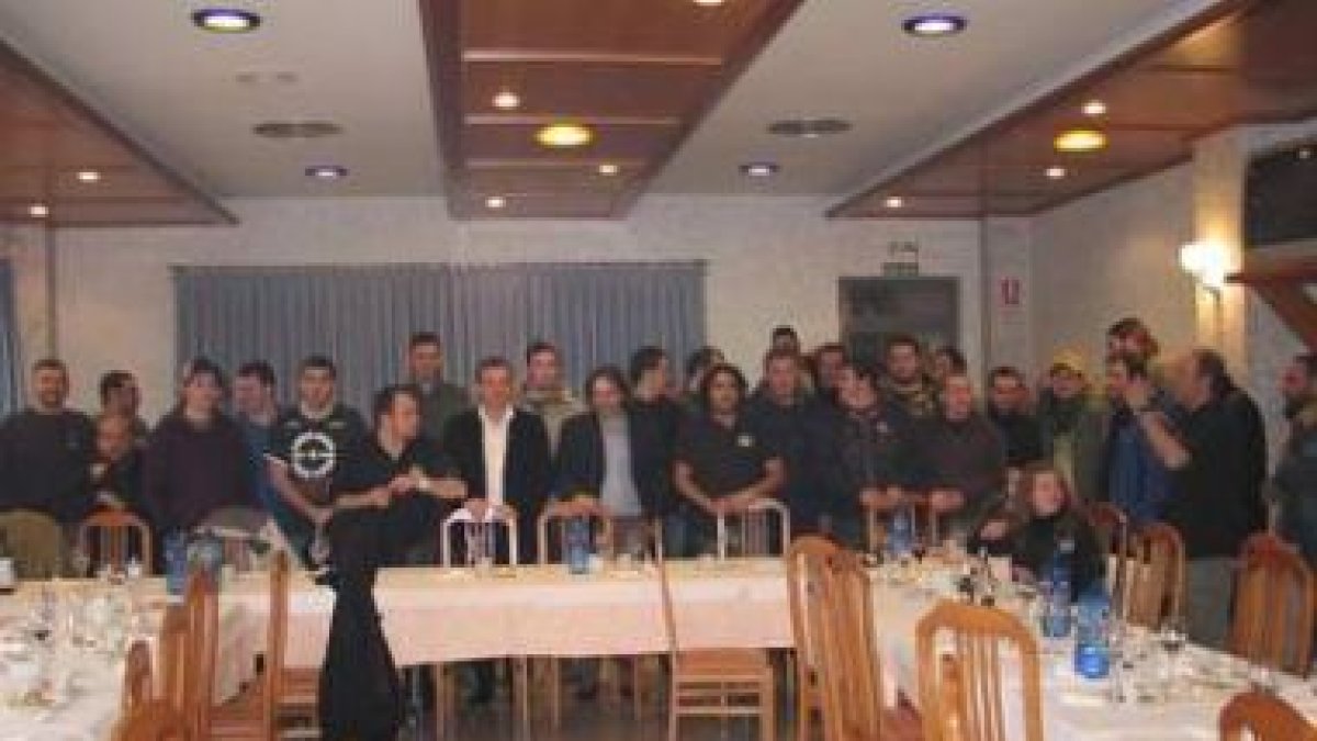 El alcalde de Cistierna, Nicanor Sen, con algunos los participantes en el juego de «Airsoft&ra