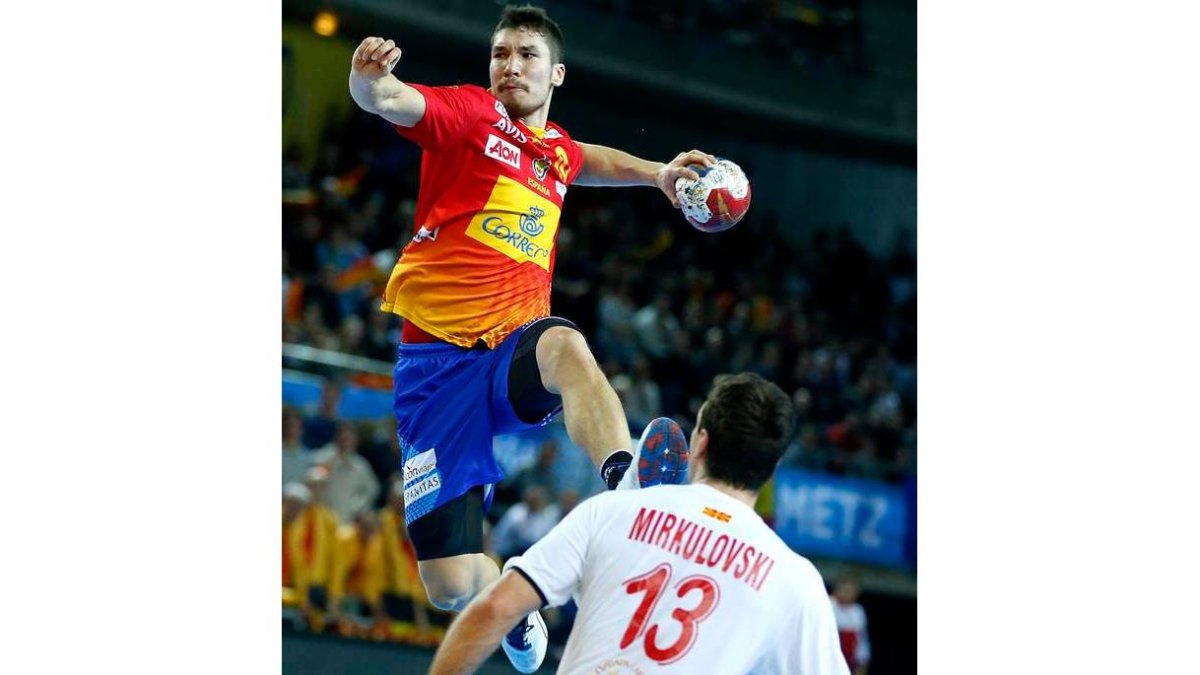 Alex Dujshebaev ante Filip Mirkulovski, de Macedonia, en una acción del encuentro. IAN LANGSDON
