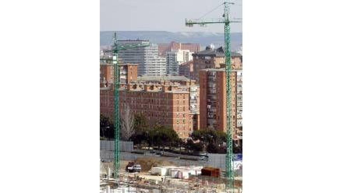 Obras de la nueva sede de las Cortes que se levanta en Villa del Prado