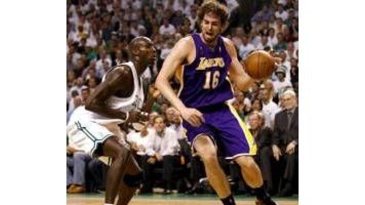 Pau Gasol intenta una jugada ante la férrea defensa de Garnett