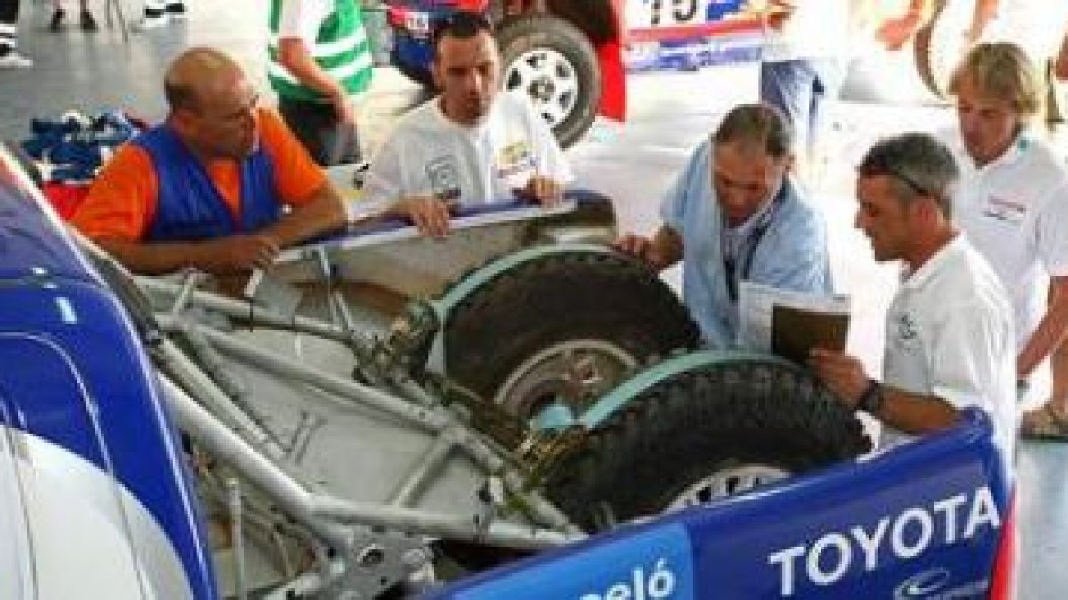 Jesús Calleja supervisa la puesta a punto de su Toyota por parte de los mecánicos del equipo.