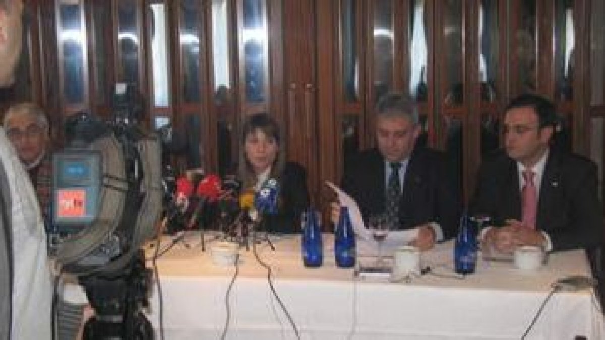 Los portavoces de la directiva, Sánchez, Mayo, Macías y Abella, ayer en el almuerzo con la prensa.