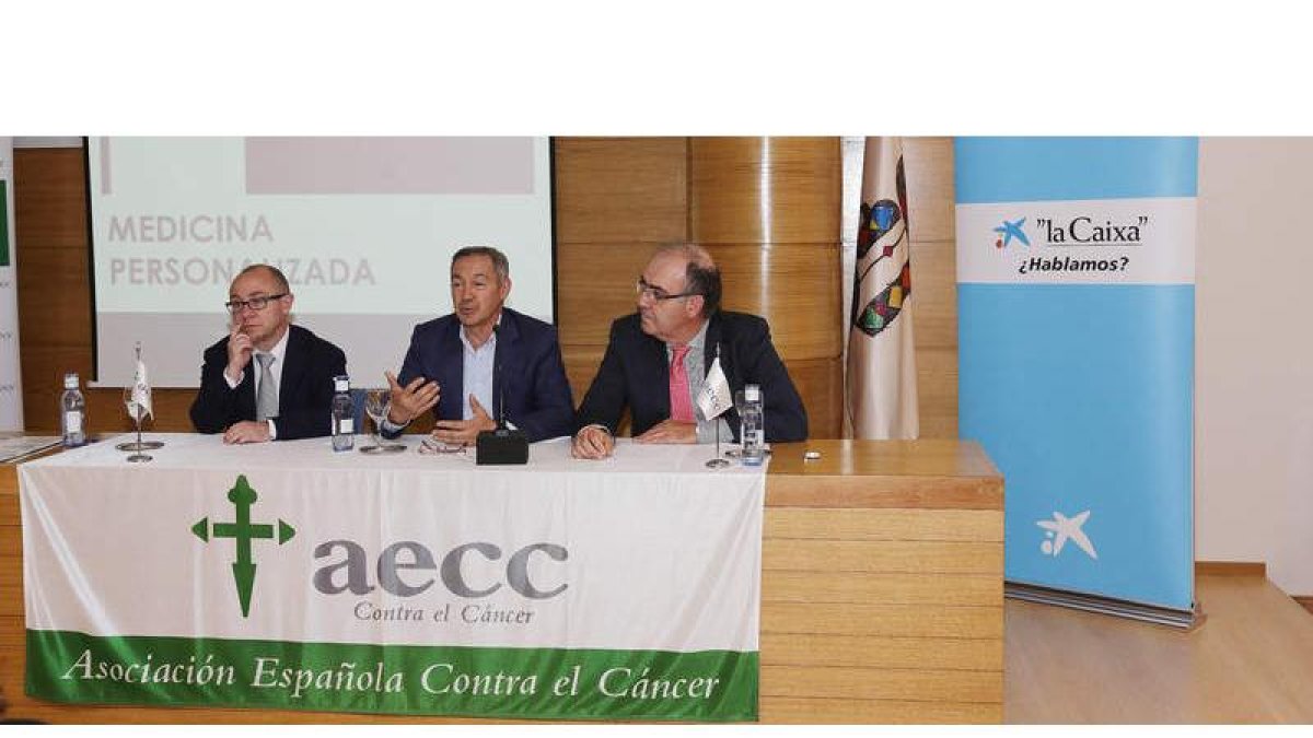 Andrés García Palomo, jefe de Oncología del Hospital de León, Serafín de Abajo Olea, presidente de la Asociación contra el Cáncer, y José Antonio Santos Calderón, presidente del comité técnico. SECUNDINO PÉREZ