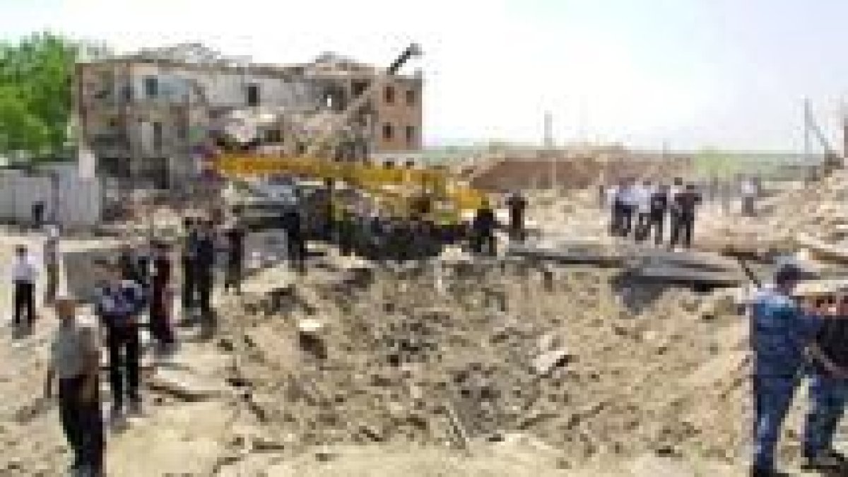 La explosión del camión bomba provocó un enorme cráter en mitad de la calle