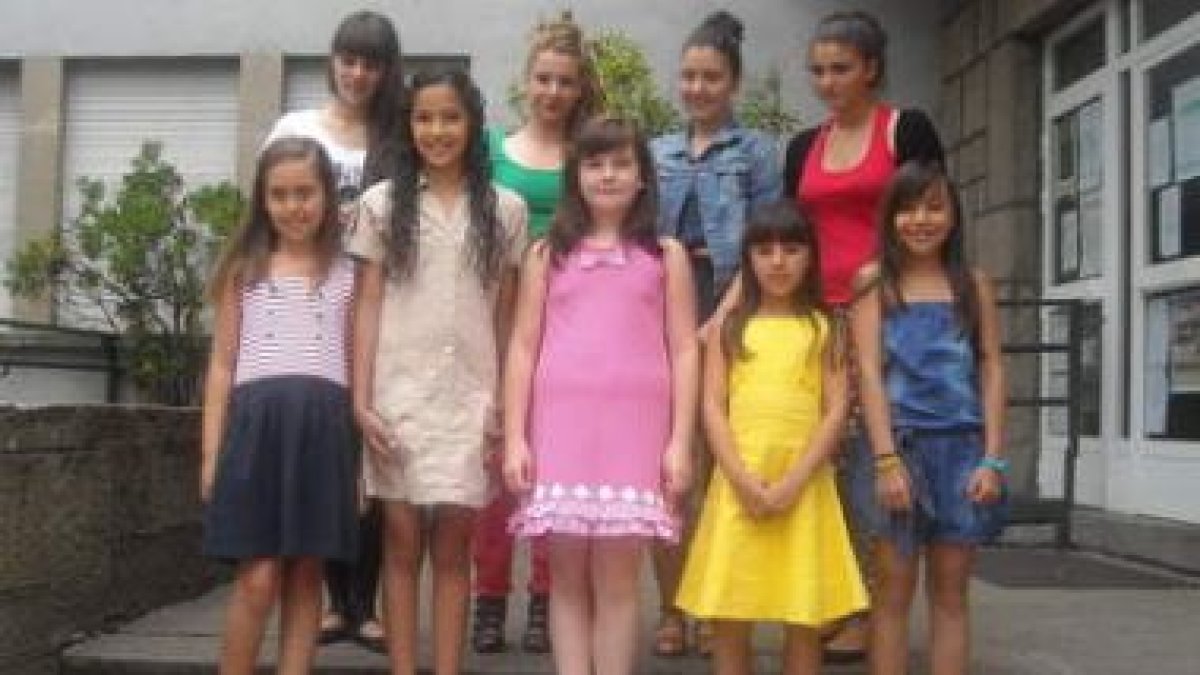 Las reinas y damas infantiles y juveniles de las fiestas de San Roque de Villablino.