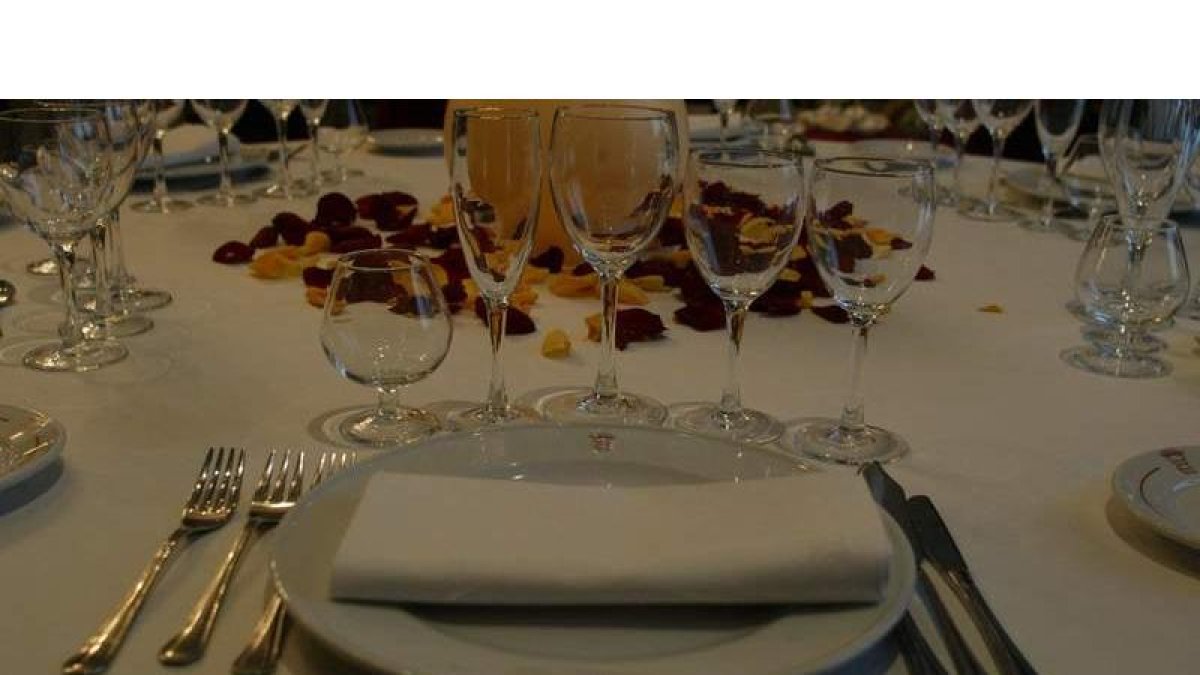Las parejas de León siguen celebrando su unión con un gran banquete, sin que falte detalle pero con menos invitados.