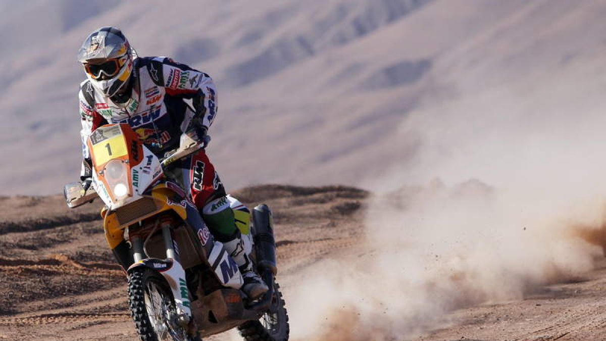 Coma conduce su moto durante la última etapa del Dakar.