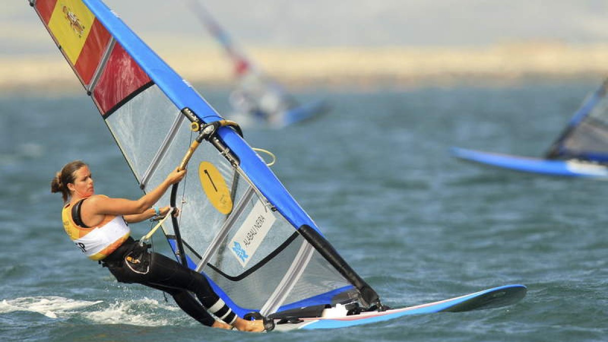 Marina Alabau navega durante la competición de Windsurf de Londres celebrada en Weymouth.