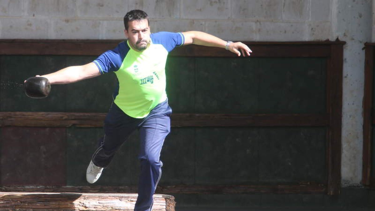 Tres de los siete juegadores del equipo de bolo vaqueiro de Palacios del Sil, en la bolera que el Ayuntamiento construyó en las inmediaciones del polideportivo municipal. Los bolos utilizados son de madera de jatoba y las bolas de cualquier madera dura ca