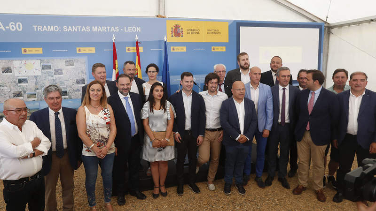 Ábalos, con los socialistas leoneses. JESÚS F. SALVADORES