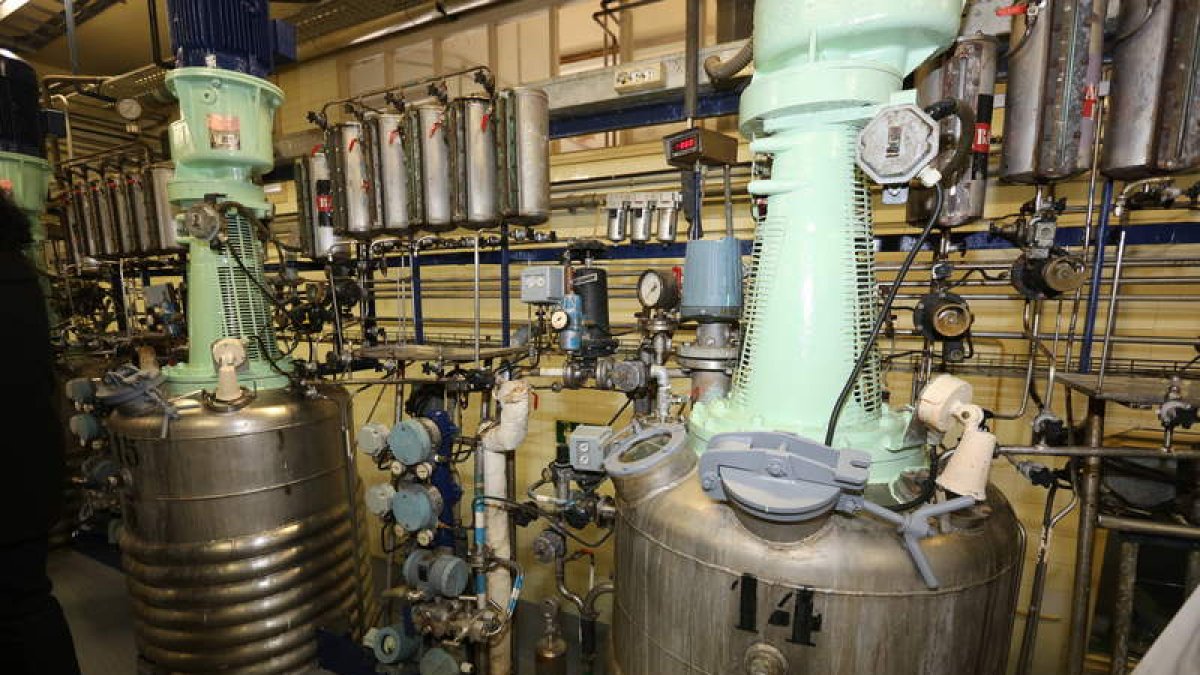 Una estancia industrial de Antibióticos, puesta de nuevo en funcionamiento para la elaboración de medicamentos.