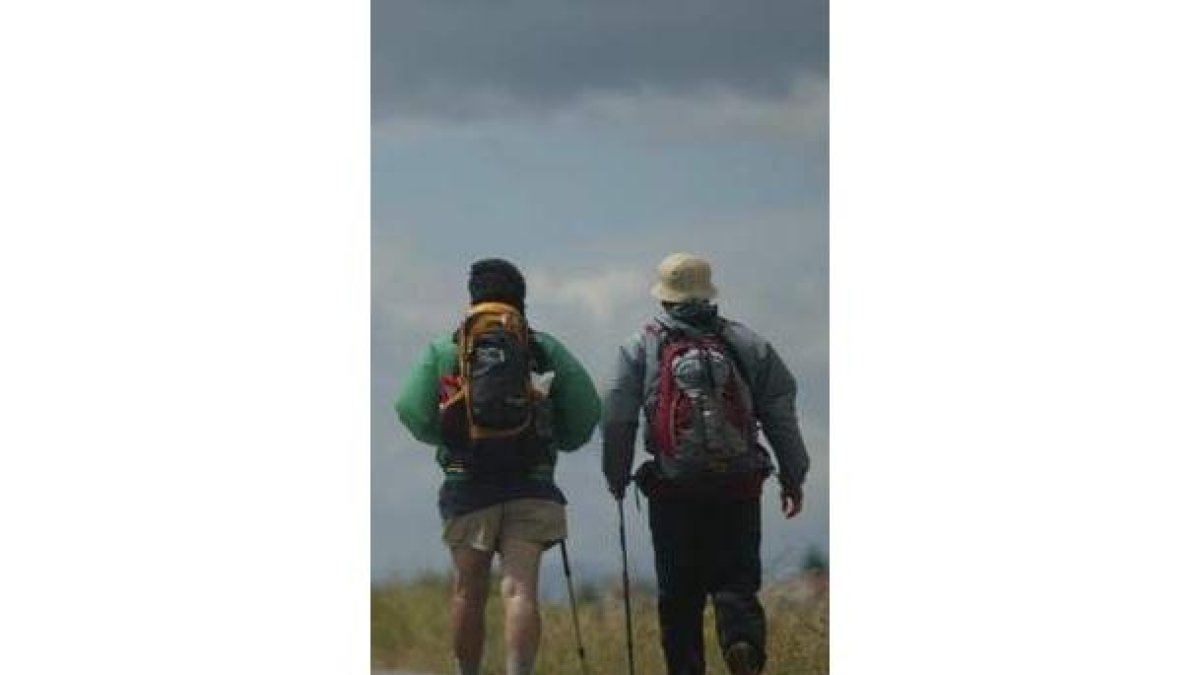 Dos peregrinos cruzan Valverde por el camino Sur.
