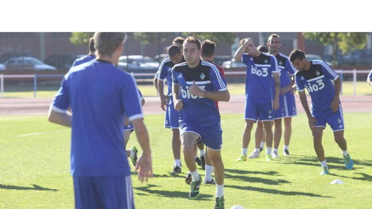 Alan Baró ya está recuperado y se perfila como titular junto a Alberto Aguilar en el centro de la defensa blanquiazul.