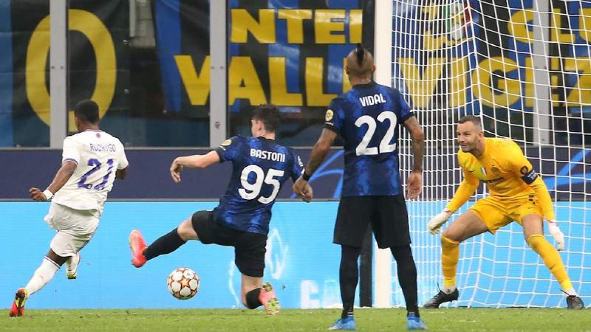 El madridista Rodrygo Goes dio el triunfo a los blancos en los compases finales tras un buen pase de Camavinga. MATTEO BAZZI