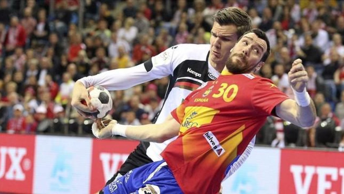 El alemán Erik Schmidt tapona el tiro de Gedeón Guardiola durante la final del europeo de balonmano.