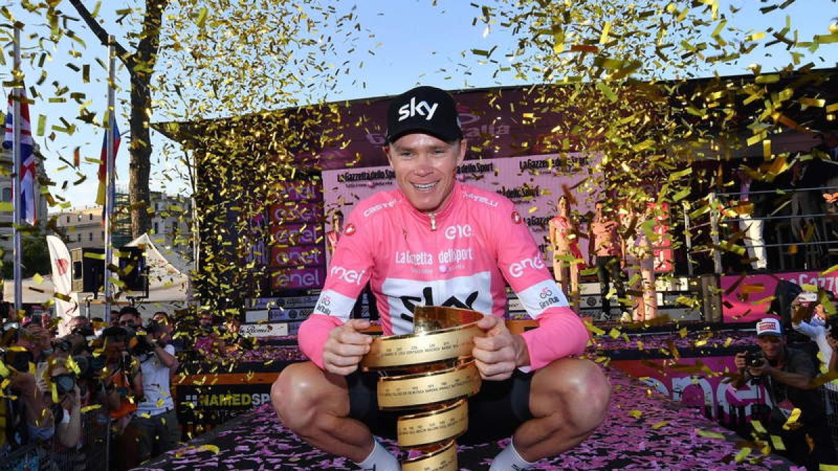 Chris Froome con el trofeo que le acredita como ganador del Giro de Italia 2018. ZENNARO