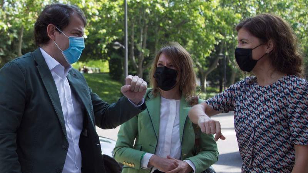 Mañueco saluda a la delegada de la Junta en Zamora, en presencia de Rocío Lucas. MIRIAM MONTESINOS