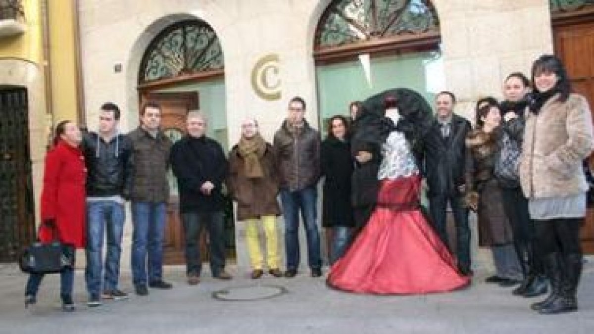 Los alumnos del taller de escaparatismo posaron ante la sede de la Cámara de Comercio.