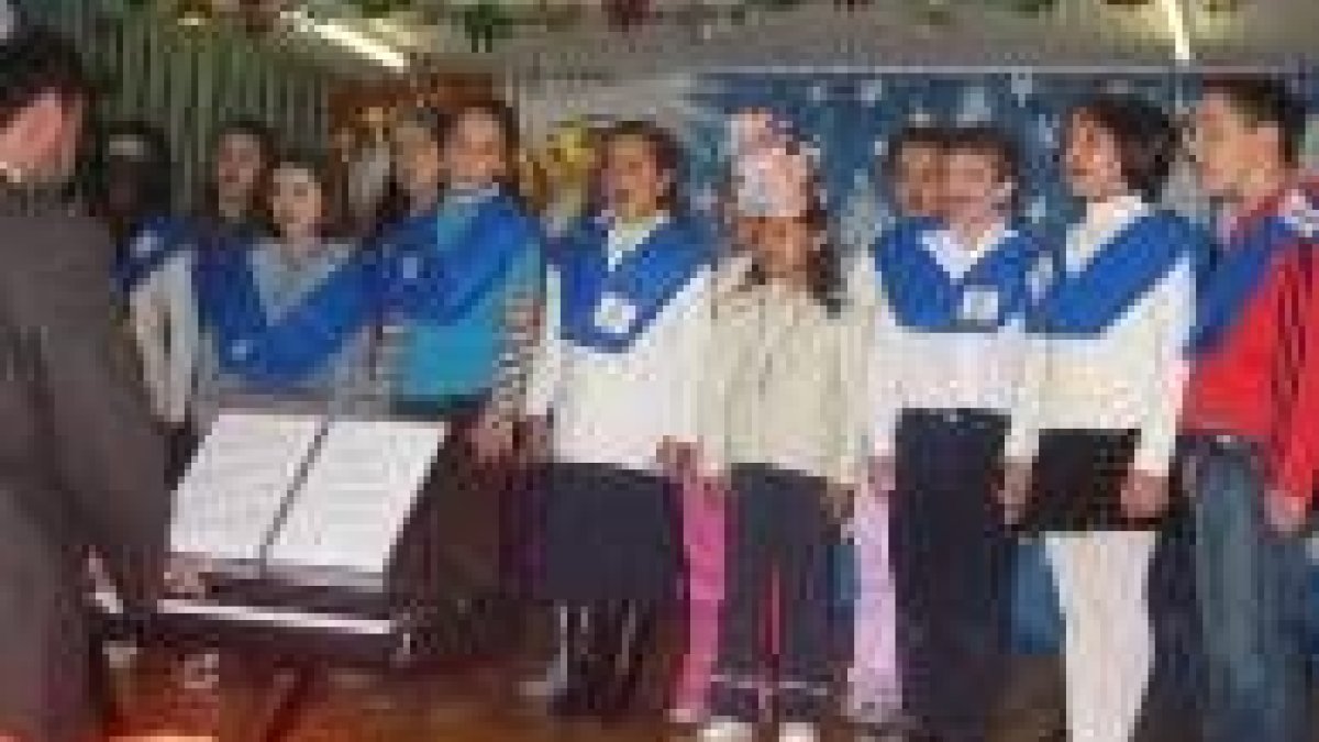 Actuación navideña de los niños del colegio público Gumersindo Azcárate