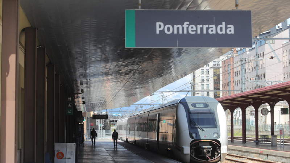 Un tren en la estación ferroviaria de Ponferrada, en una fotografía de archivo. L. DE LA MATA