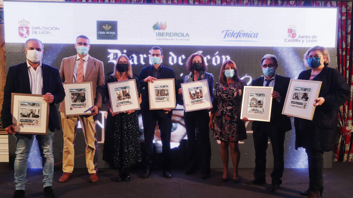 Pablo Escapa (premio TIC), Manuel Castejón (Agroalimentación), María Ramón (Acción Social),  Juan García-Ferrero (por Ángeles García-Ferrero, premio Jóvenes Talentos); Sira Castrillo (madre de Sergio Boixo, premio Innova), José Manuel Dupuy e Isabel Expósito (madre y padre de José Daniel Dupuy, premio Energía y Medio Ambiente) y Mª Jesús Muñiz (jefa de Economía y coordinadora de Innova en Diario de León, en nombre de César de la Fuente, premio Innovador). RAMIRO