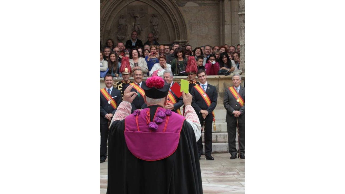 El representante del Cabildo, mostrando las tarjetas.