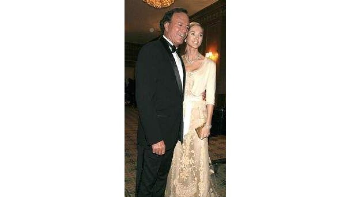 Julio Iglesias y Miranda anunciaron ayer su boda.