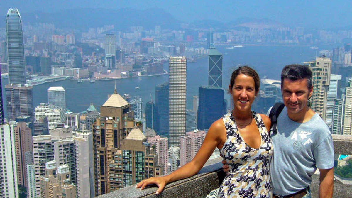 Barthe con su mujer, en The Peak, la parte más alta de la isla de Hong Kong. Detrás, el puerto de Victoria Harbour y Kowloon.