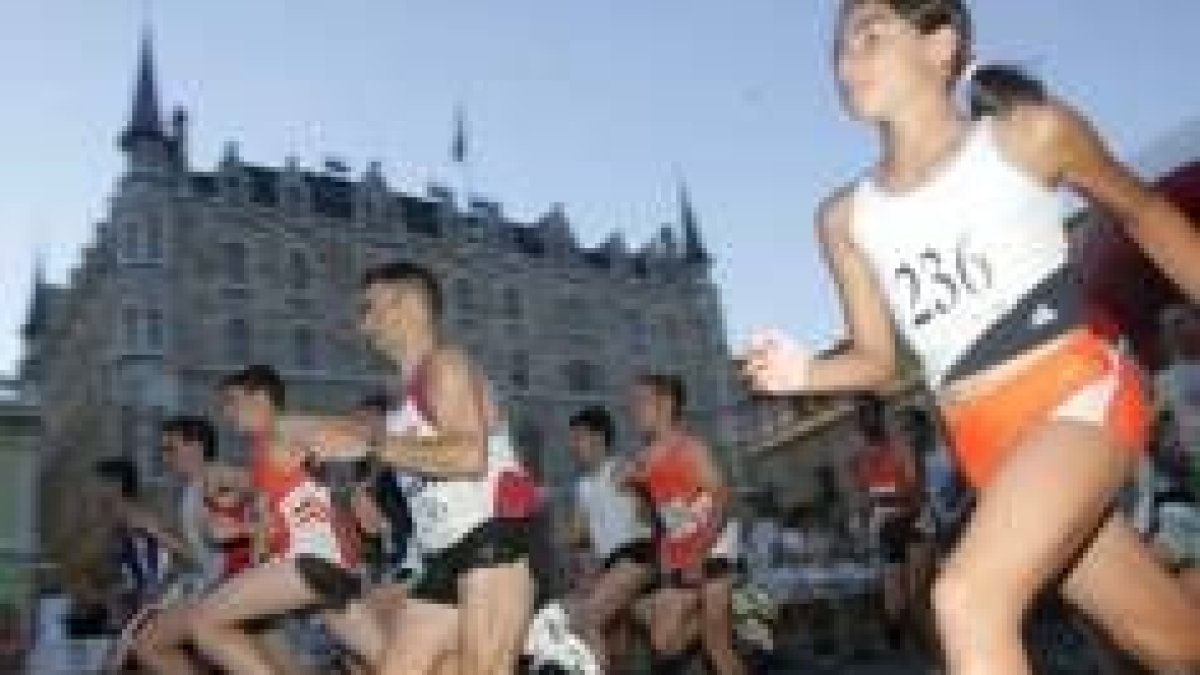 Los atletas salieron a las diez de la noche delante del palacio de Botines