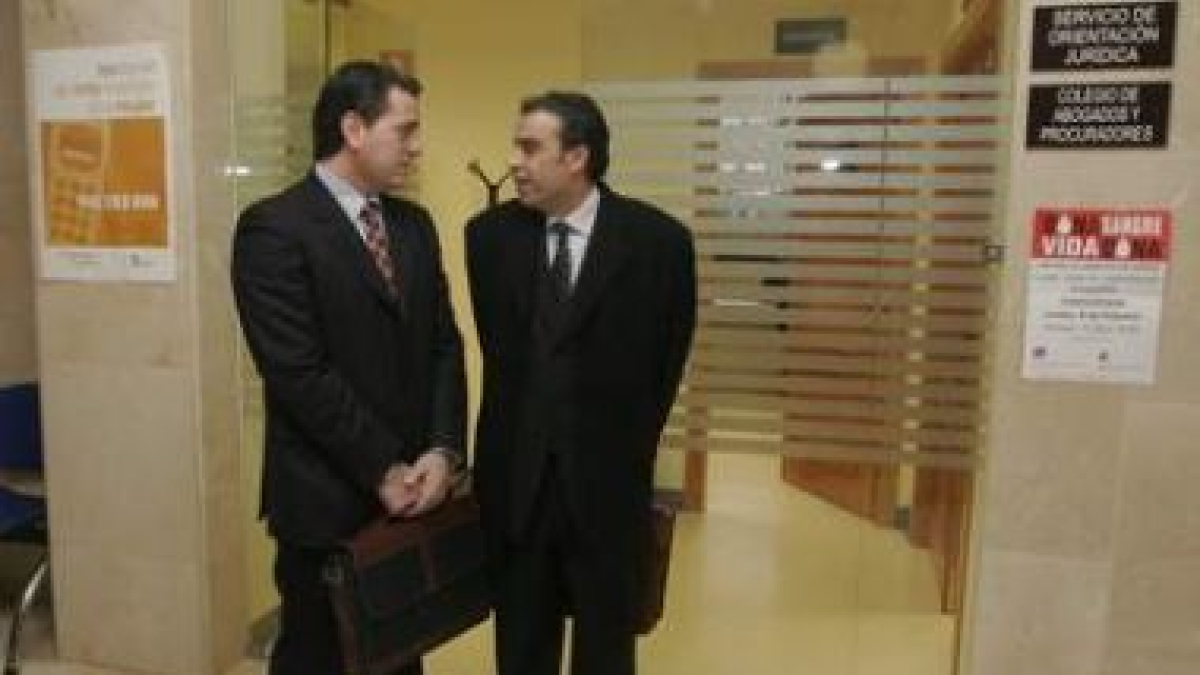 José Manuel Sánchez, con cartera en la mano, ayer junto a su abogado momentos antes de hablar con la