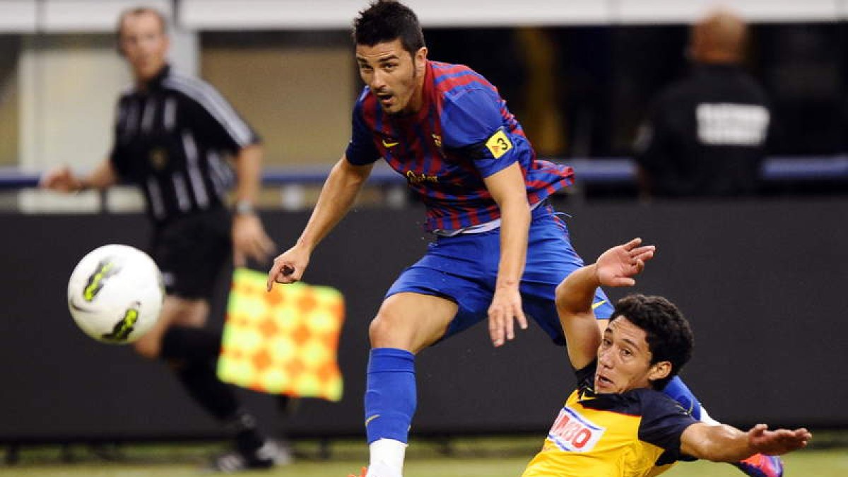 Villa logra el primer gol del Barcelona ante la oposición del defensa Jorge Reyes.