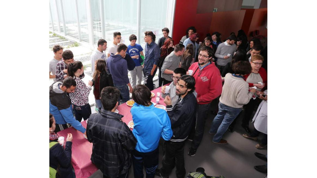 Alumnos y profesores compartieron aperitivo.