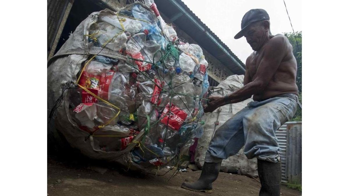 Un recolector ambulante de botellas en Nicaragua. JORGE TORRES