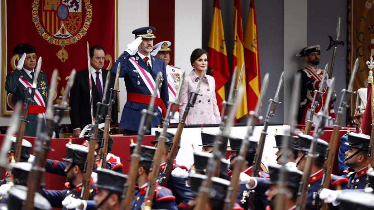 El rey Felipe, acompañado por la reina Letizia, presidió el acto central del Día de las Fuerzas Armadas en Logroño. DAVID AGUILAR