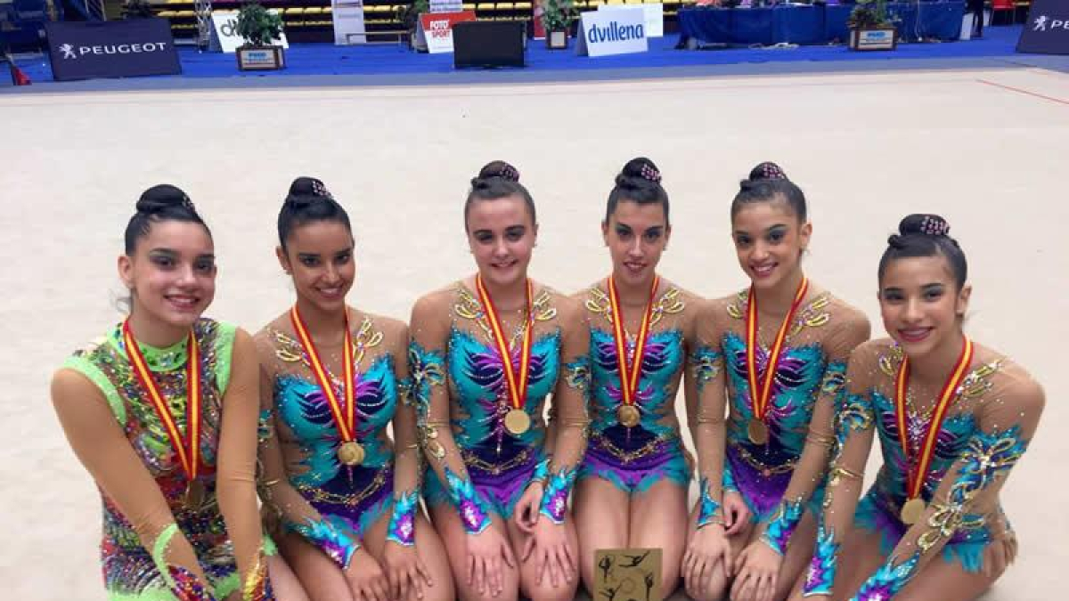 Las gimnastas del Club Ritmo con las medallas que las acreditan como las mejores gimnastas de España.