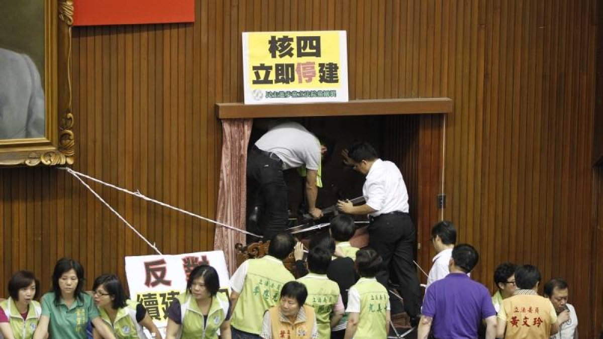 Momento de la trifulca que ha tenido lugar en el Parlamento taiwanés.