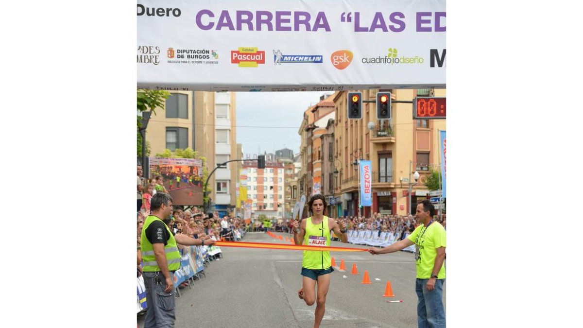 Aláiz cruza la meta como ganador en Aranda