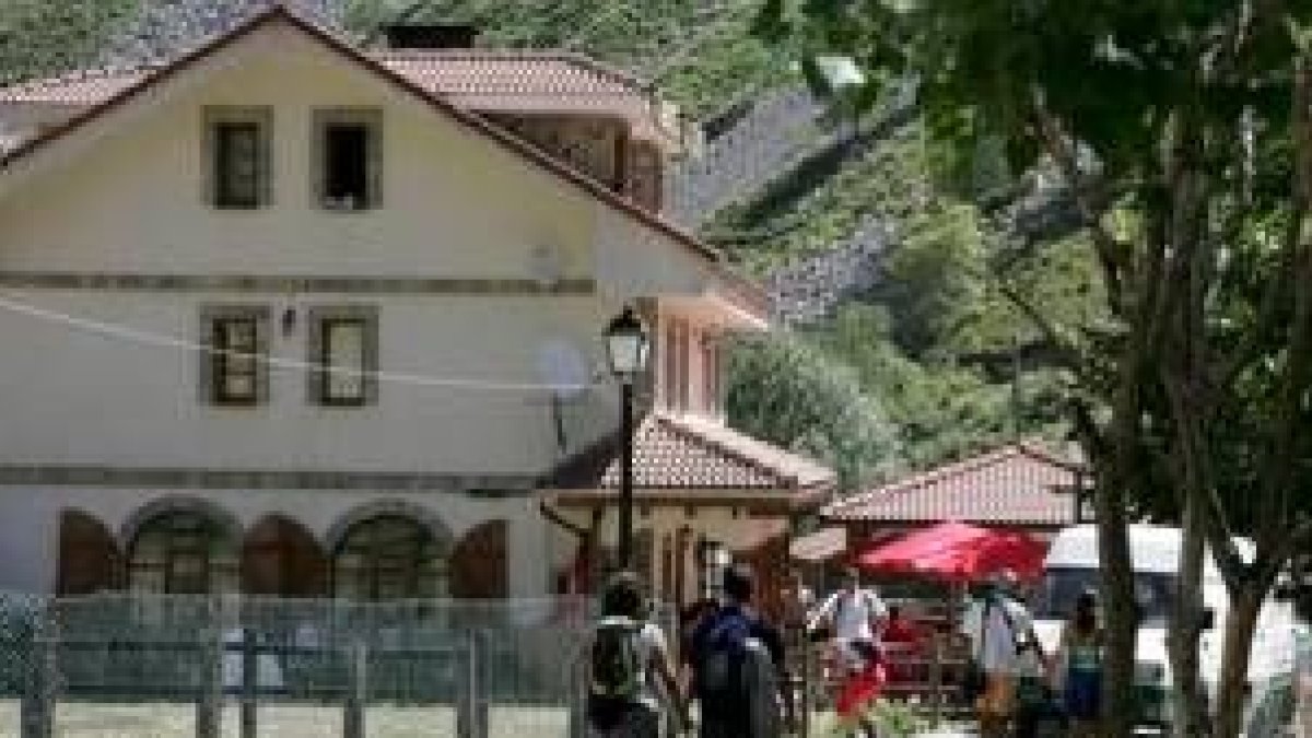 Unos visitantes entran en la localidad de Caín, en Picos de Europa