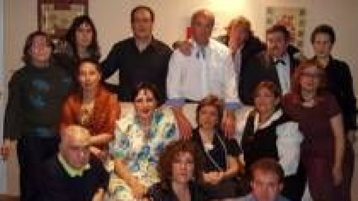 Los componentes del grupo de teatro de Riaño