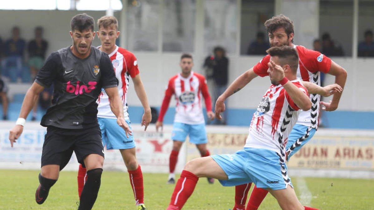 La Deportiva mostró una imagen positiva frente al Lugo en su envite en Viveiro. FERNÁNDEZ RAMALLAL