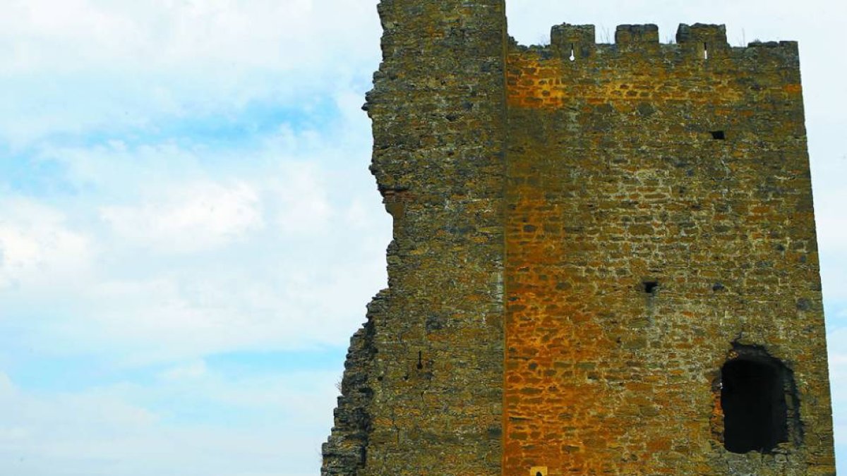 El castillo de Cea, del siglo XV pero elevado sobre otro anterior, del XII, es uno de los monumentos leoneses que más tiempo llevan en la Lista Roja del Patrimonio.