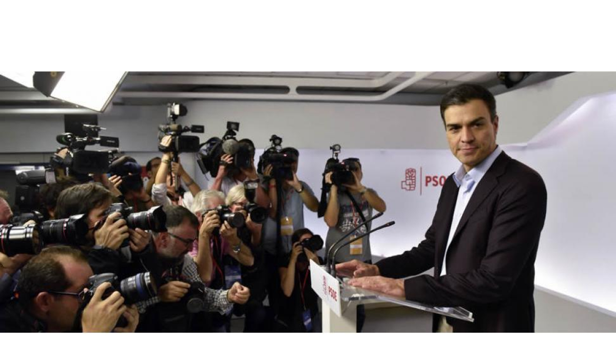 Pedro Sánchez durante la rueda de prensa en la que anunció su dimisión.