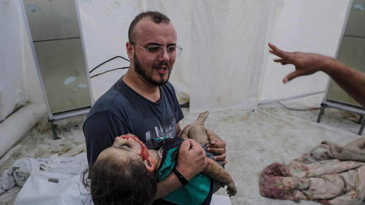 Un padre llora con su hijo muerto por el misil. MOHAMED SABER