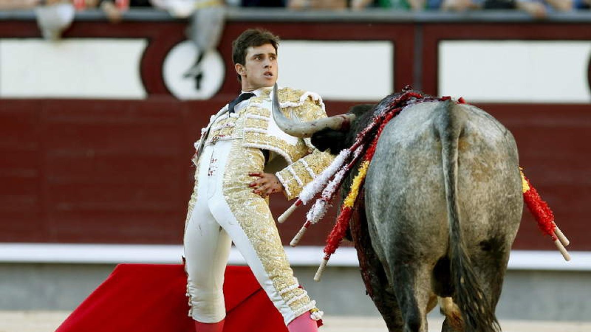 Alberto Aguilar en un desplante a su primer toro.