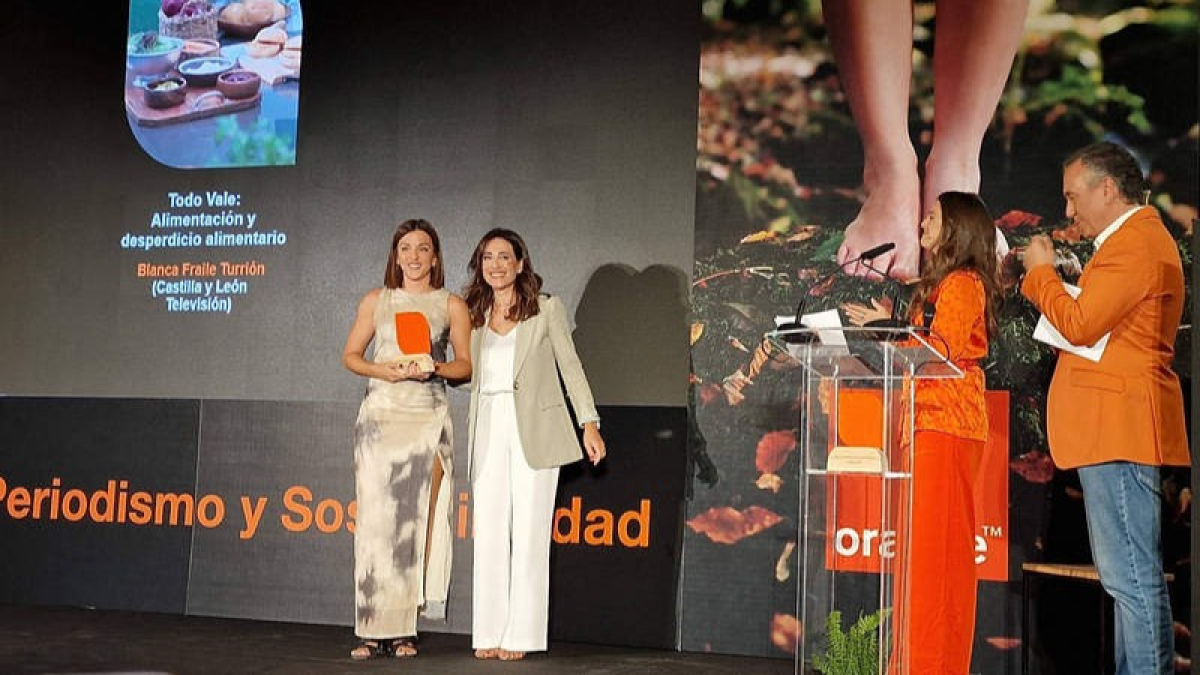Blanca Fraile, directora y presentadora del programa, recogió el galardón en Madrid, junto a Israel Corral y la productora Celia Jorge. DL
