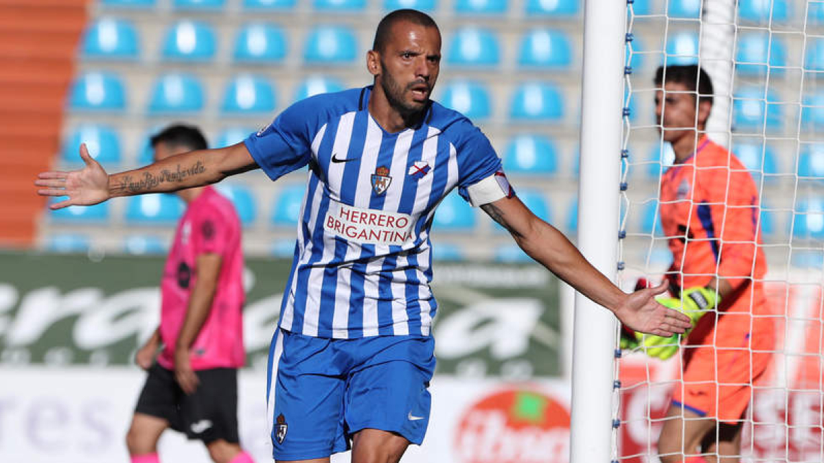 Yuri inauguró la cuenta goleadora de la Deportiva en el miunuto 6 del partido. L. DE LA MATA