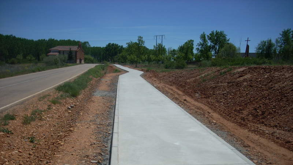 Imagen del tramo de paseo peatonal ya existente en el municipio de Villamañán, junto a la LE-6514. MEDINA