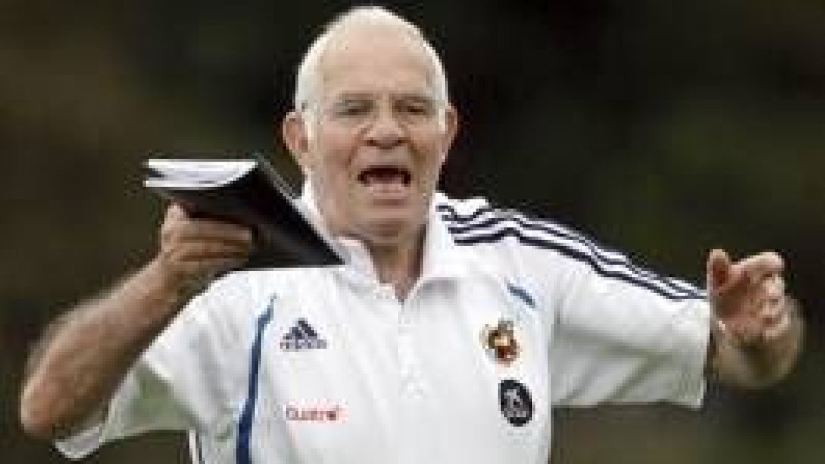 Aragonés, dirige un entrenamiento de la selección española con la intensidad que le caracteriza